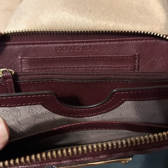 LIKE NEW Michael kors wristlet - Picture 7 of 8